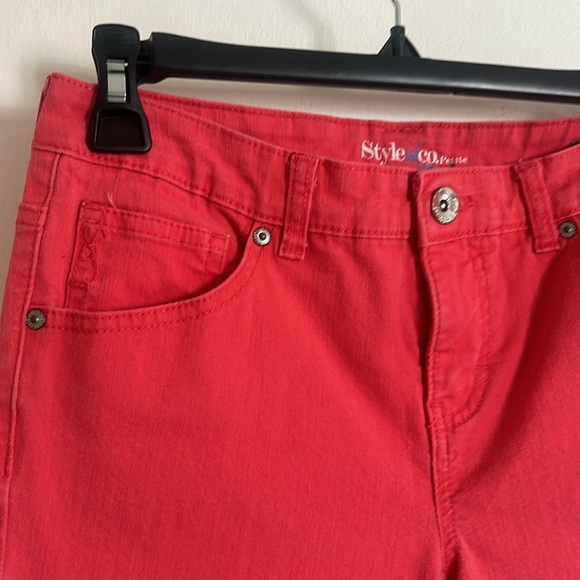 Style and Co coral 5 pocket Capri. Size 4P - Picture 2 of 5